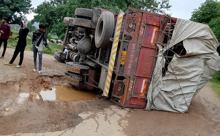 जर्जर सड़क बन रही मौत व दुर्घटनाओं का सबब, ग्रामीणों में आक्रोश, चक्काजाम की चेतावनी