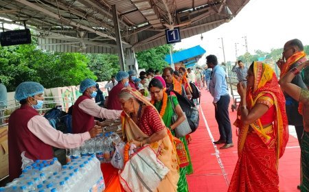 अयोध्या के लिए 850 श्रद्धालुओं की पावन यात्रा शुरू, हरी झंडी दिखाकर रवाना
