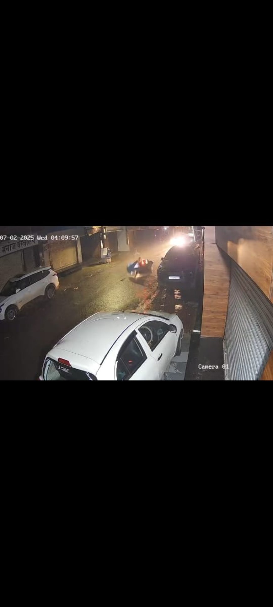 बिजली विभाग की लापरवाही: टूटे तार से स्कूटी सवार गंभीर रूप से घायल, रायपुर रेफर