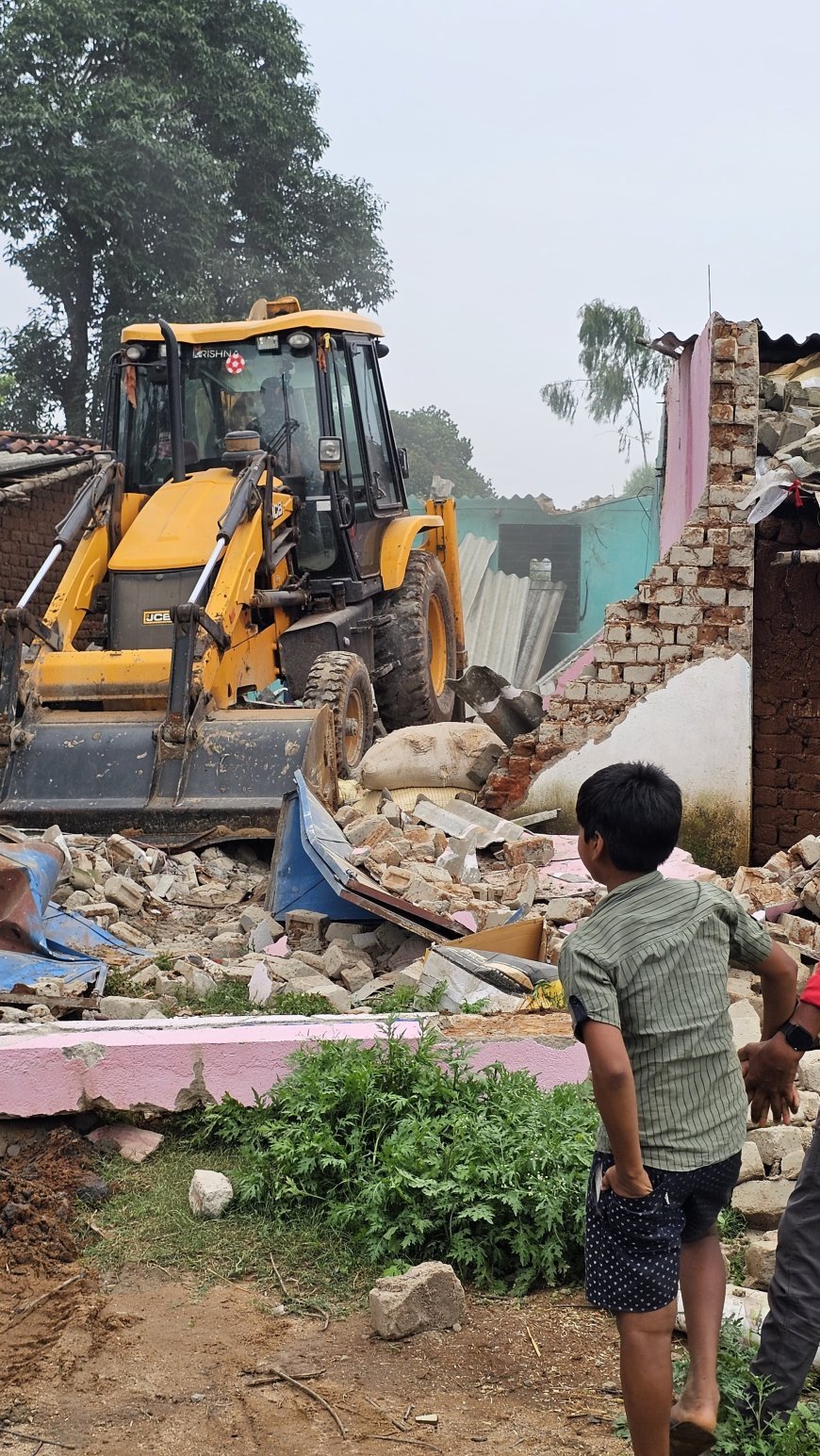 नशे के सौदागरों पर प्रशासन का हथौड़ा: मनोज सोनी के अवैध मकान पर चला बुलडोजर