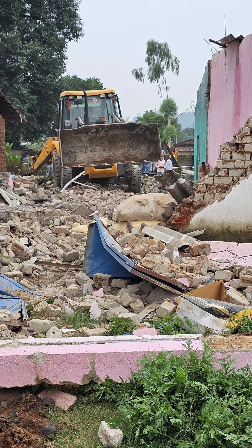 नशे के सौदागरों पर प्रशासन का हथौड़ा: मनोज सोनी के अवैध मकान पर चला बुलडोजर