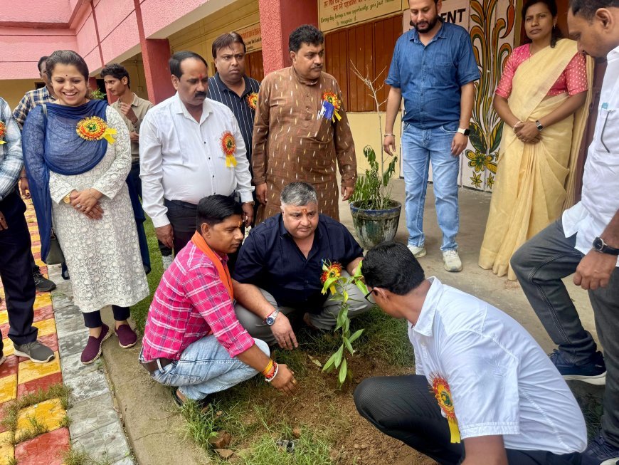 स्वामी आत्मानंद स्कूल, लखनपुर में शाला प्रवेश उत्सव: विधायक राजेश अग्रवाल ने बच्चों को दी शुभकामनाएं, किया वृक्षारोपण