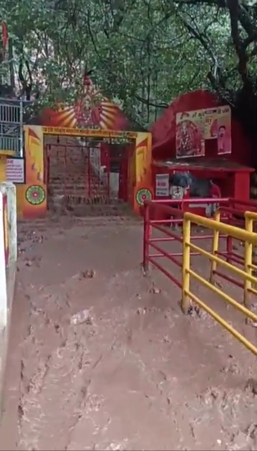 मां बागेश्वरी कुदरगढ़ धाम में बारिश का कहर, जलमग्न हुआ पवित्र स्थल, श्रद्धालुओं के प्रवेश पर रोक