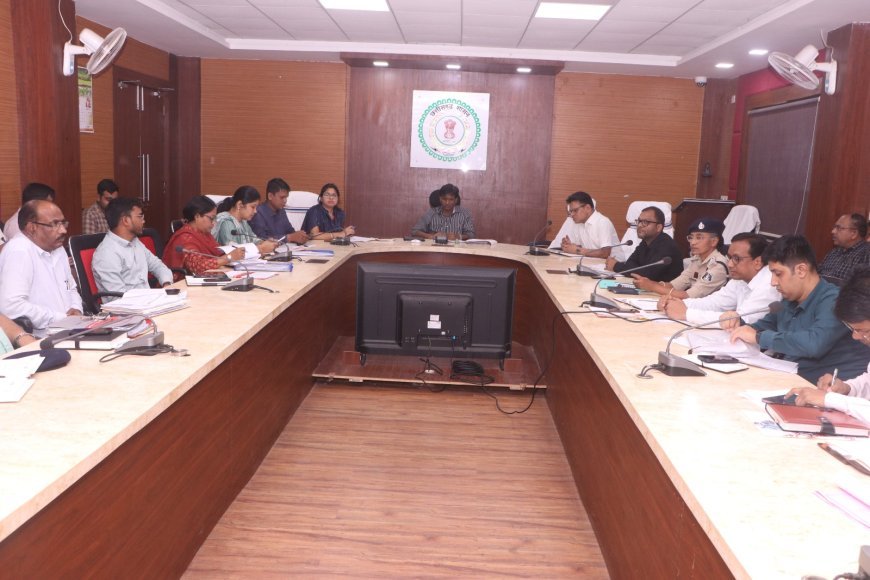 सूरजपुर: ई-ऑफिस लागू करने के कलेक्टर के सख्त निर्देश, जल निकासी व्यवस्था पर भी जोर