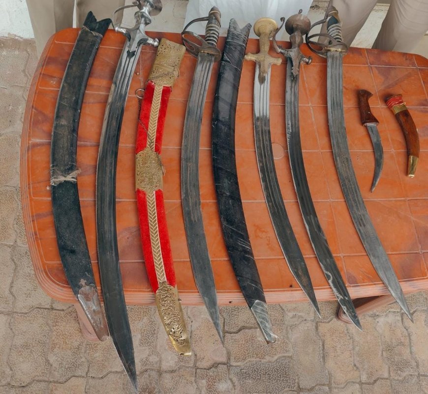हथियार लहराकर दहशत फैलाने वाला गिरफ्तार, 1 कटार व 5 तलवारें बरामद