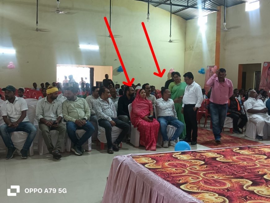 प्रतापपुर में शाला प्रवेशोत्सव में जनप्रतिनिधियों की उपेक्षा, मंच के नीचे बैठकर जताया गुस्सा