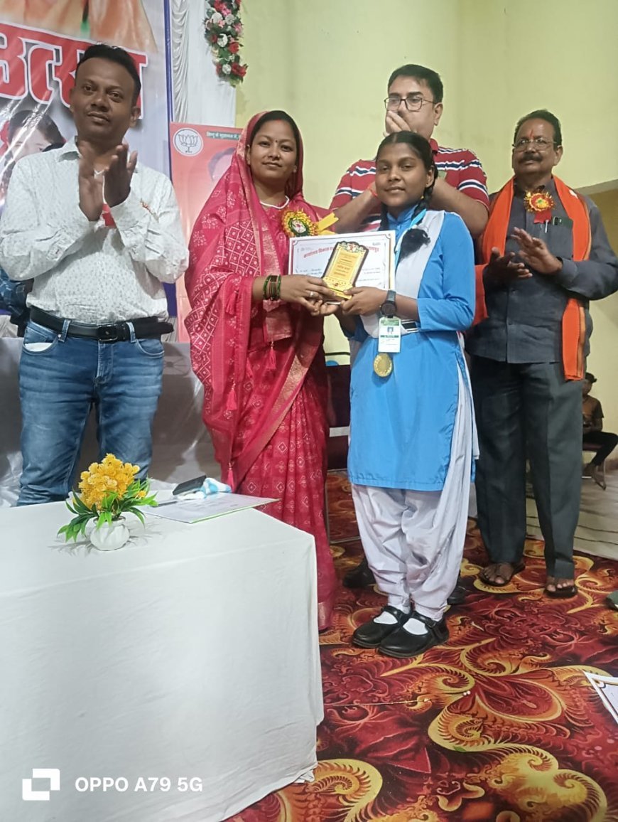 प्रतापपुर में शाला प्रवेशोत्सव में जनप्रतिनिधियों की उपेक्षा, मंच के नीचे बैठकर जताया गुस्सा