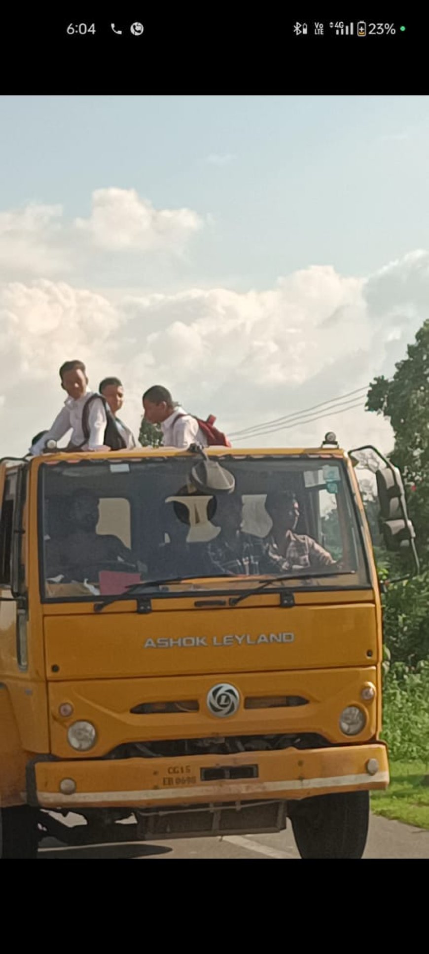 बालू लदे मिनी हाइवा में स्कूली बच्चों को बैठाने पर 22 हजार का जुर्माना, वाहन मालिक को सख्त हिदायत