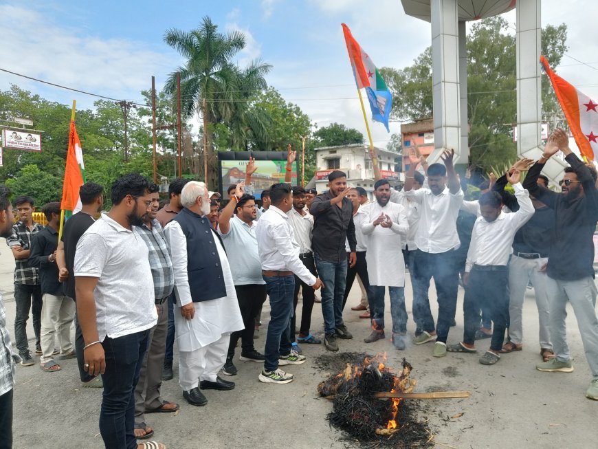NSUI का हल्ला बोल, CM का पुतला दहन; PWD परीक्षा में नकल पर भड़का आक्रोश