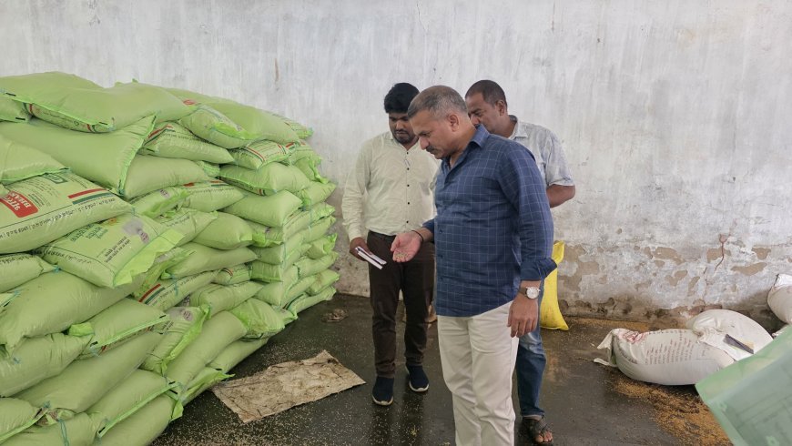 कलेक्टर का खाद-बीज वितरण केंद्रों पर छापा, सहकारी बैंक की व्यवस्था भी जांची,किसानों को समय पर खाद-बीज सुनिश्चित करने के कड़े निर्देश, गुणवत्ता पर विशेष जोर