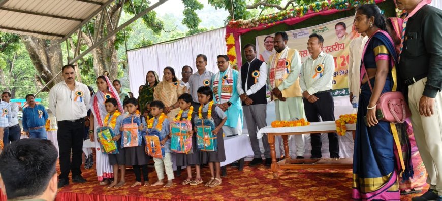 कुदरगढ़ में खण्ड स्तरीय शाला प्रवेश उत्सव: नव प्रवेशी बच्चों का तिलक और मिठाई के साथ स्वागत