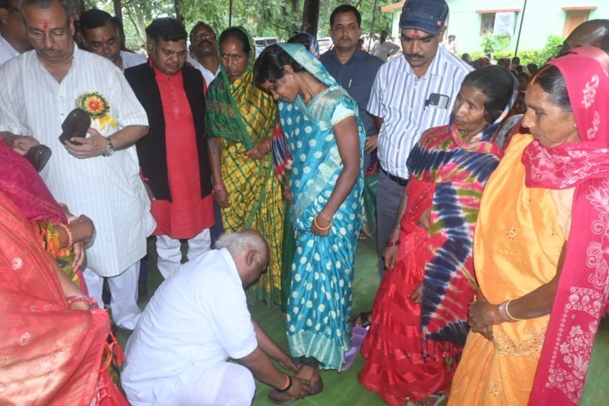 तेंदूपत्ता तोड़ने वाली महिलाओं का सम्मान, सांसद चिंतामणि महाराज ने पहनाई चरण पादुका