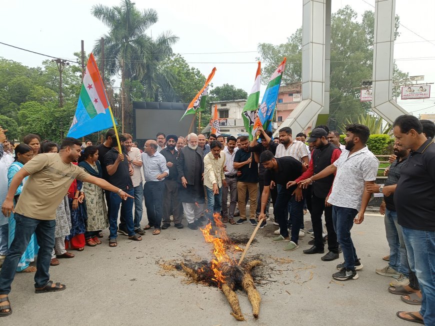 चैतन्य बघेल की गिरफ्तारी के खिलाफ सरगुजा में कांग्रेस का हल्लाबोल, ED का पुतला दहन