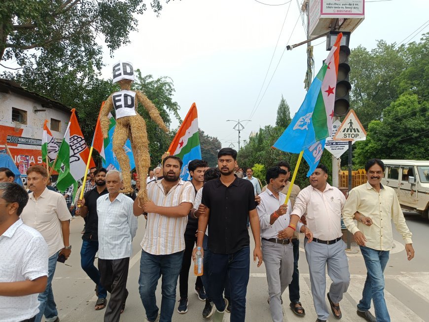 चैतन्य बघेल की गिरफ्तारी के खिलाफ सरगुजा में कांग्रेस का हल्लाबोल, ED का पुतला दहन