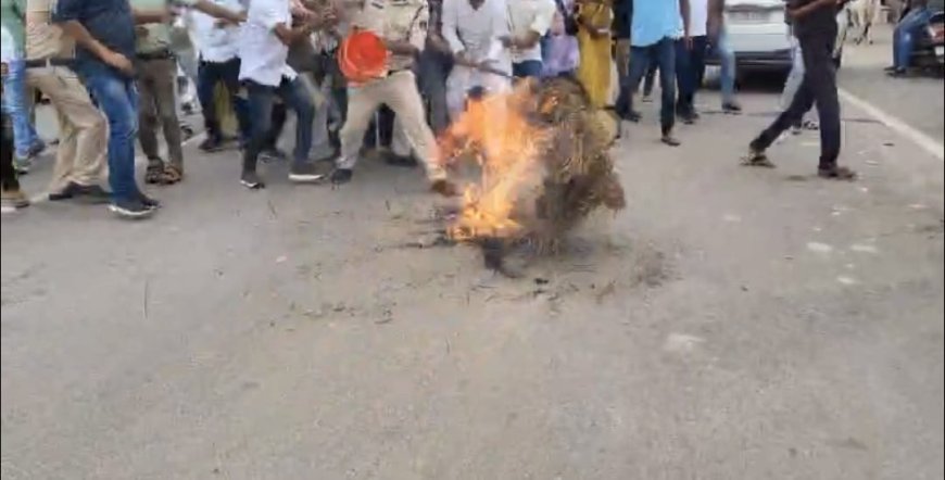 सूरजपुर में कांग्रेस का उग्र प्रदर्शन, भूपेश बघेल के परिजनों पर ED कार्रवाई के खिलाफ फूंका पुतला