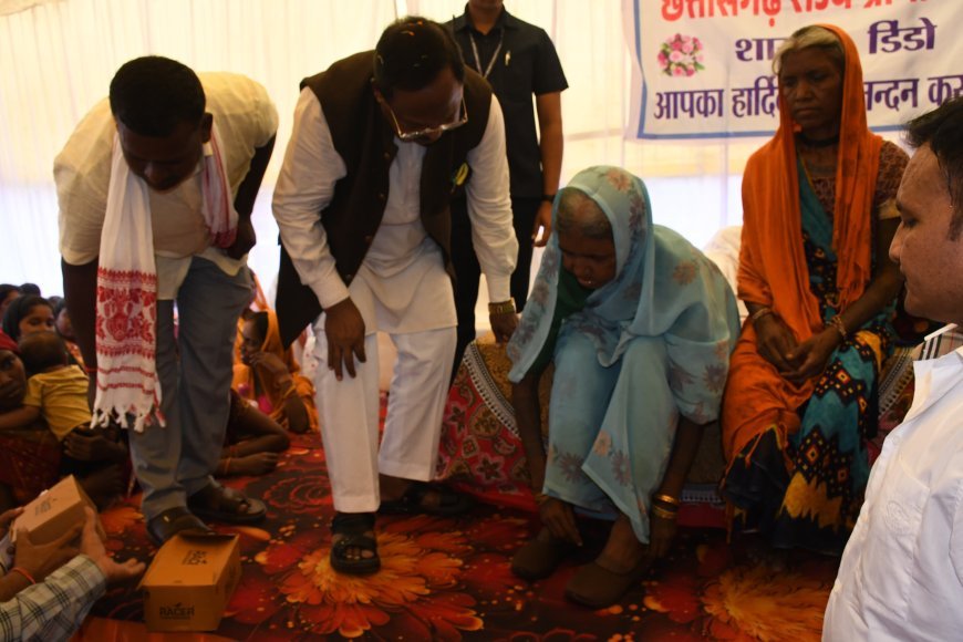 डिण्डो में ग्रामीण बैंक शाखा का भव्य शुभारंभ, मंत्री रामविचार नेताम ने तेंदूपत्ता संग्राहक महिलाओं को चरण पादुका पहनाकर किया सम्मान