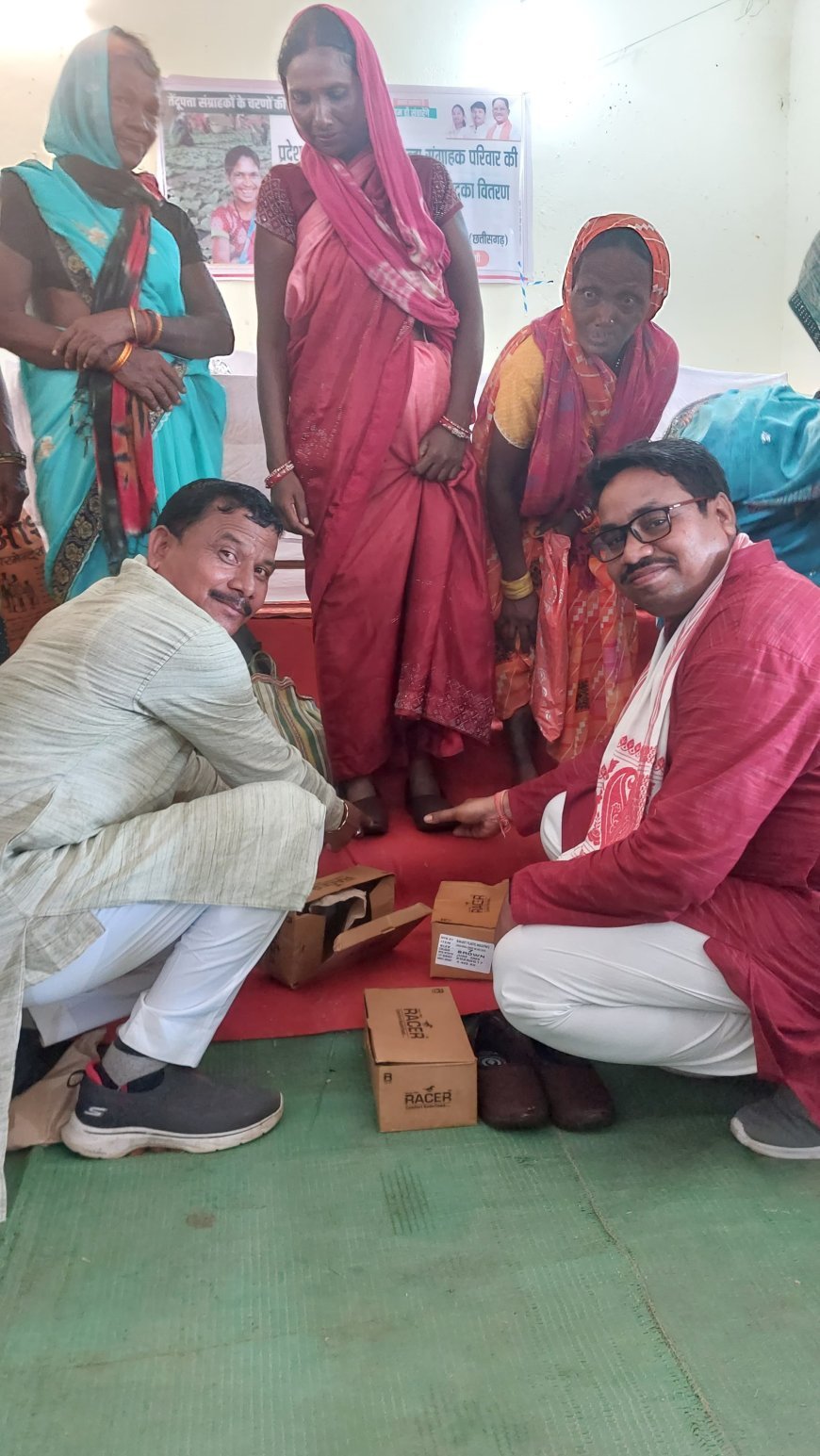 ओड़गी में तेंदूपत्ता संग्राहक महिलाओं को मिली चरण पादुका, जनकल्याणकारी योजना का शुभारंभ