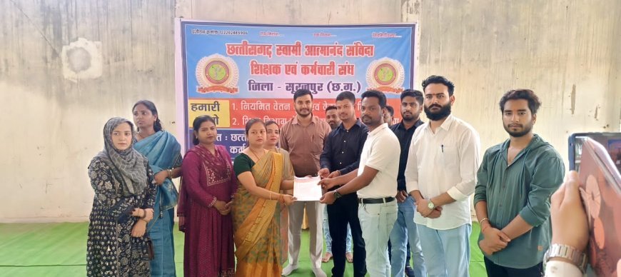 स्वामी आत्मानंद स्कूलों के संविदा शिक्षकों का धरना, नियमितीकरण की मांग