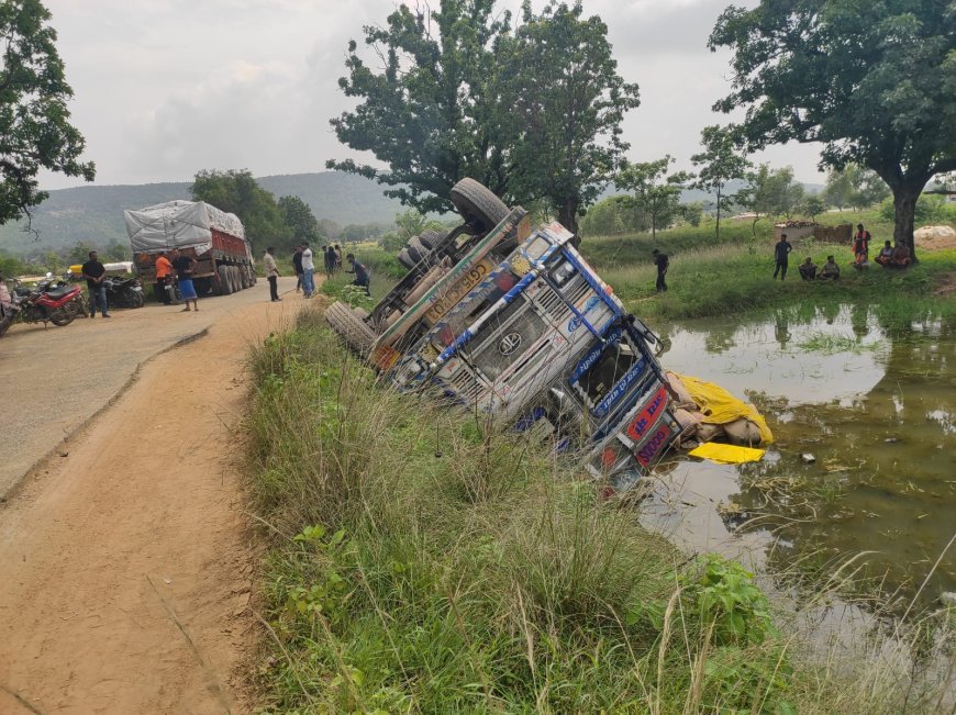 चावल से लदा ट्रक तालाब में पलटा, सैकड़ों बोरी चावल भीगा, सड़क चौड़ीकरण की मांग तेज