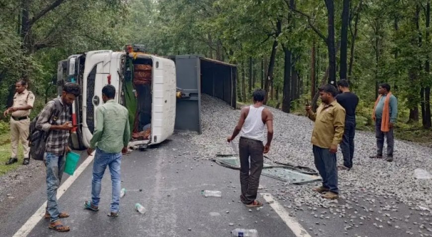 NH-343 पर गिट्टी लदा ट्राला पलटा, जाम से राहगीर हलकान