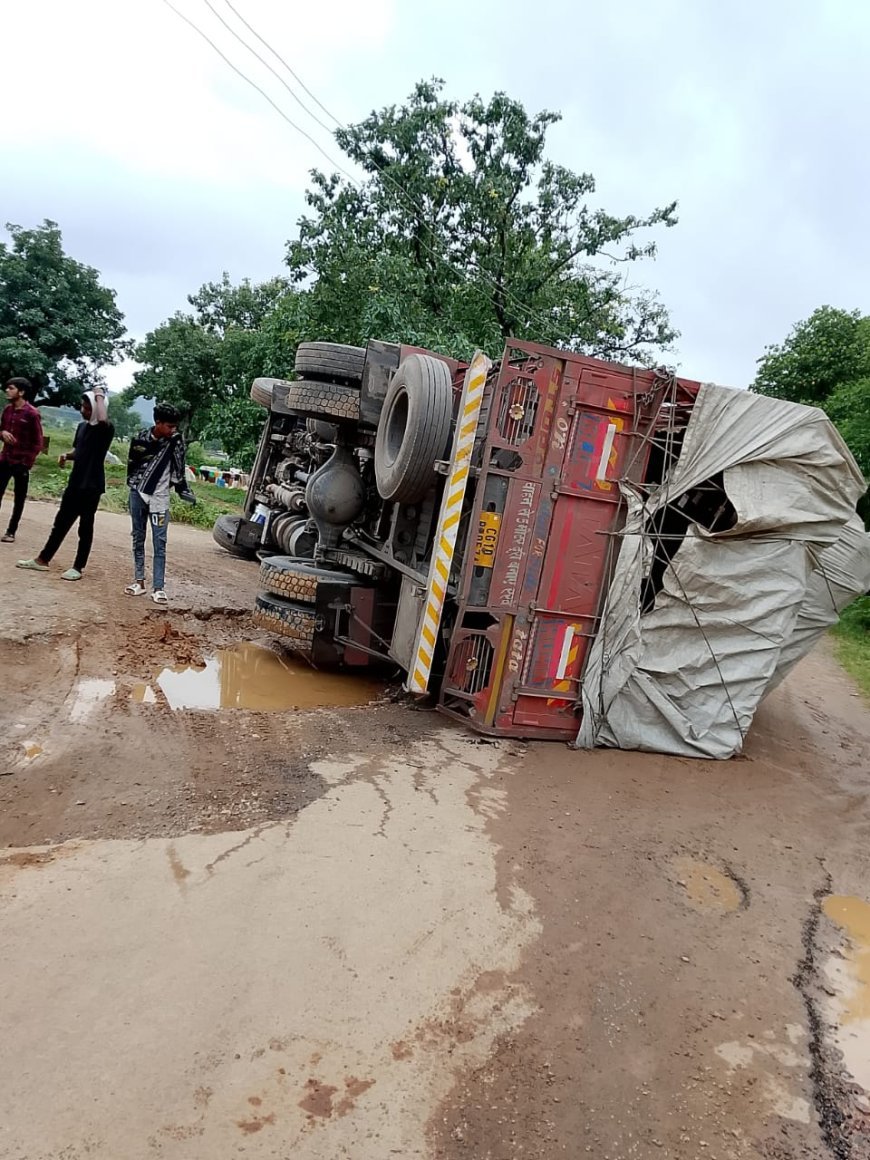 जर्जर सड़क बन रही मौत व दुर्घटनाओं का सबब, ग्रामीणों में आक्रोश, चक्काजाम की चेतावनी