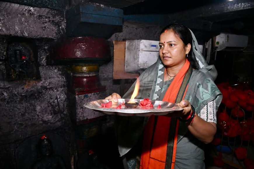 मां दंतेश्वरी के चरणों में मंत्री श्रीमती लक्ष्मी राजवाड़े प्रदेश की सुख-समृद्धि के लिए की प्रार्थना