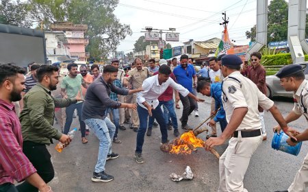 बिजली बिल हाफ योजना बंद करने पर भड़का आक्रोश, कांग्रेस ने किया मुख्यमंत्री विष्णुदेव सरकार का पुतला दहन
