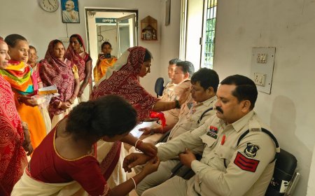 रक्षाबंधन की मधुर बेला: एकल विद्यालय की शिक्षिकाओं ने पुलिसकर्मियों को बांधी राखी, गूंजा भाई-बहन का प्यार