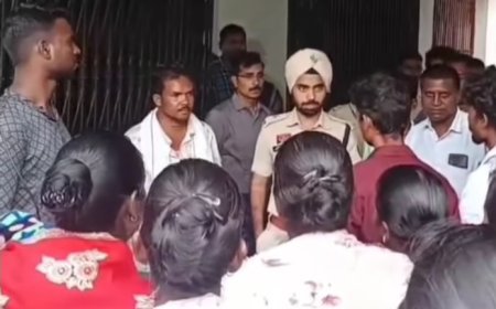 रघुनाथपुर चौकी के पुलिसकर्मियों पर गाली-गलौज और मारपीट का आरोप, एसपी कार्यालय के बाहर ग्रामीणों ने की नारेबाजी, चक्काजाम की चेतावनी