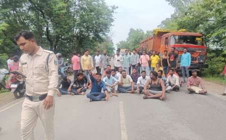 रक्षाबंधन की खुशी मातम में बदली: कोयला परिवहन की लापरवाही ने छीनी युवक की जिंदगी, पत्नी-बच्चे घायल ग्रामीणों ने किया चक्काजाम