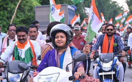 स्कूटी पर सवार होकर तिरंगा थामे तिरंगा यात्रा का नेतृत्व किया मंत्री श्रीमती लक्ष्मी राजवाड़े ने : हर घर तिरंगा अभियान में उमड़ा देशभक्ति का सैलाब