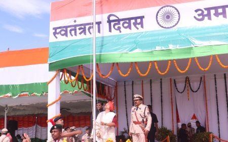 सूरजपुर में उमड़ा देशभक्ति का ज्वार, मंत्री लक्ष्मी राजवाड़े ने फहराया तिरंगा, परेड की सलामी सांस्कृतिक कार्यक्रमों ने बांधा समां