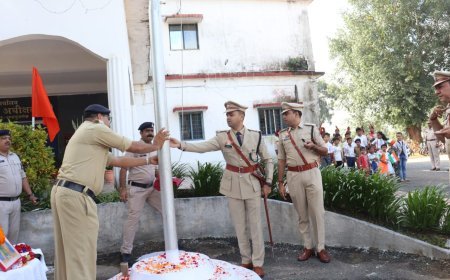 बलरामपुर में 79वें स्वतंत्रता दिवस पर पुलिस अधीक्षक ने किया ध्वजारोहण, पुलिसकर्मियों को दिलाई कर्तव्यनिष्ठा की शपथ