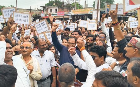अधिकारी-कर्मचारियों का हल्ला बोल: डीए,एरियर्स समेत 11 मांगों के लिए हड़ताल, सड़कों पर उमड़ा सैलाब