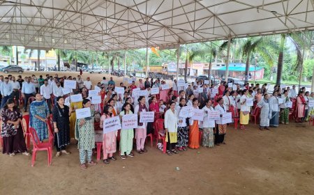 तालाबंद अस्पताल, परेशान मरीज: बारिश में भीगते एनएचएम कर्मियों का हल्ला बोल