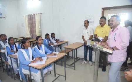 कलेक्टर ने विद्यार्थियों को दिया सफलता का मंत्र, शिक्षकों को दिए गुणवत्ता पर फोकस के निर्देश