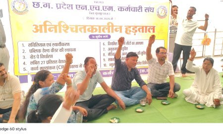 नमक-रोटी खाकर जताया विरोध,सोमवार को मुफ्त रक्तदान :एनएचएम कर्मचारियों की हड़ताल 13वें दिन भी जारी
