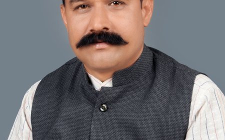 बंजा-भंवराही मार्ग की बदहाली: रेलवे के भारी वाहनों ने तोड़े सड़क के ढांचे, कारों के चेचिस सड़क से टकरा रहे