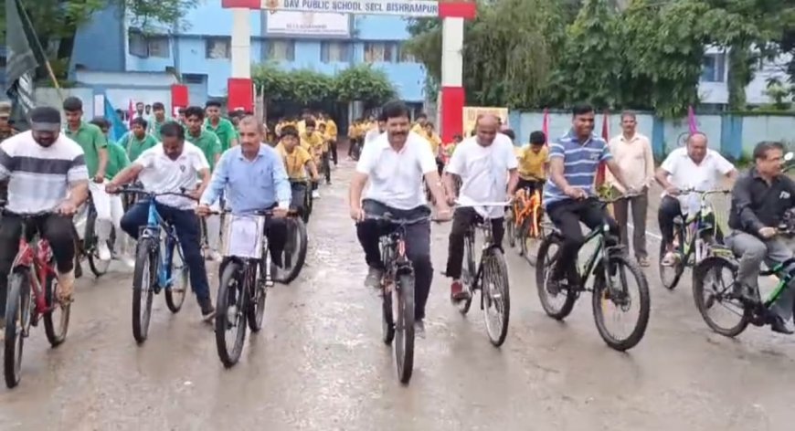 नशे को ना, जिंदगी को हां: सूरजपुर में डीआईजी-एसएसपी के नेतृत्व में साइकिल रैली