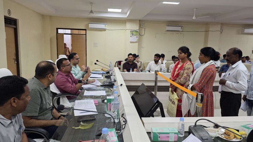 जनदर्शन में कलेक्टर ने सुनीं जनता की समस्याएं, त्वरित समाधान के लिए अधिकारियों को सख्त निर्देश