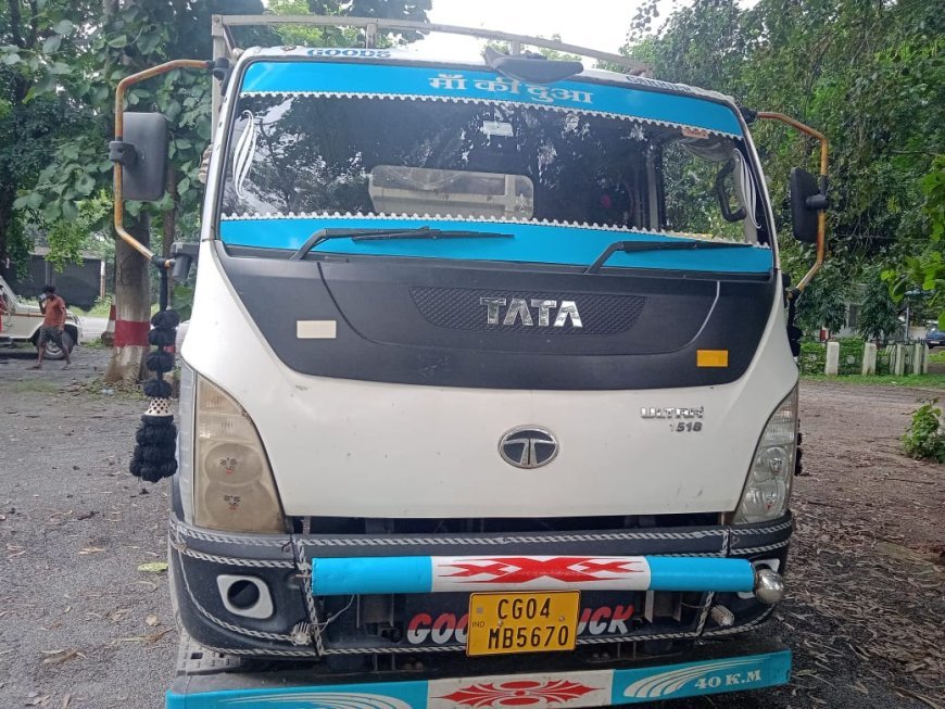 लालमाटी रायगढ़ रोड पर पुलिस की बड़ी कार्रवाई, ईमारती लकड़ी से भरे दो ट्रक जब्त