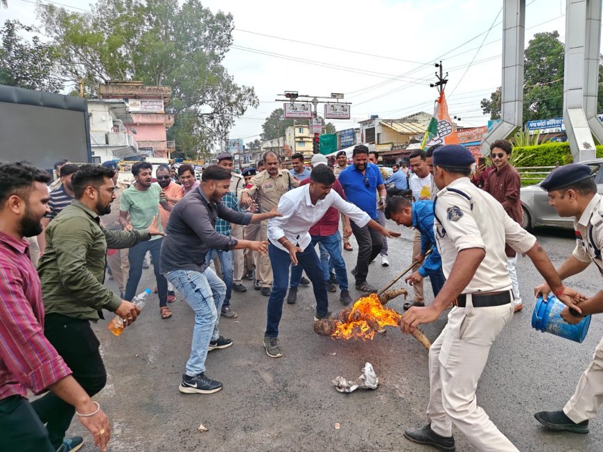 बिजली बिल हाफ योजना बंद करने पर भड़का आक्रोश, कांग्रेस ने किया मुख्यमंत्री विष्णुदेव सरकार का पुतला दहन