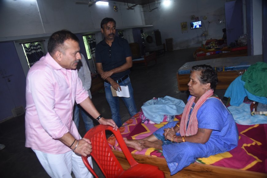 कलेक्टर ने बौद्धिक मंद बालिकाओं के स्कूल और वृद्धाश्रम में बांटी खुशियां, दिए सुविधाओं के निर्देश