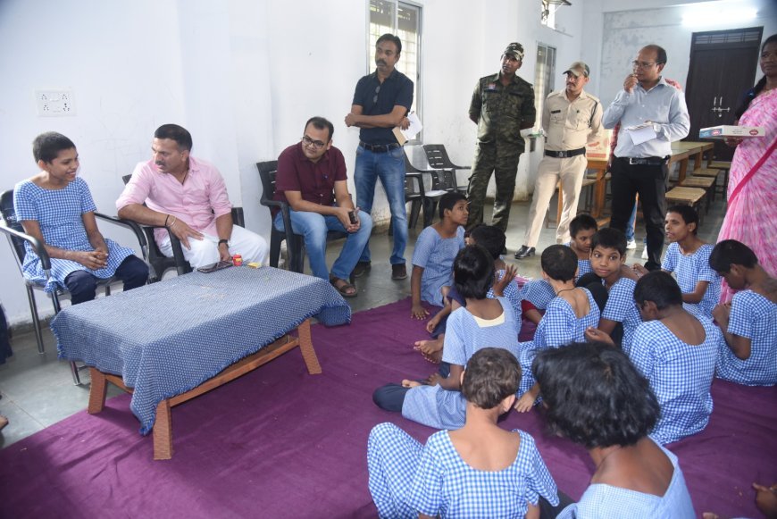 कलेक्टर ने बौद्धिक मंद बालिकाओं के स्कूल और वृद्धाश्रम में बांटी खुशियां, दिए सुविधाओं के निर्देश
