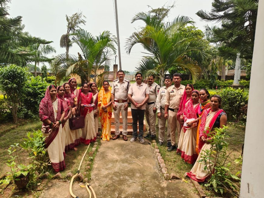 रक्षाबंधन की मधुर बेला: एकल विद्यालय की शिक्षिकाओं ने पुलिसकर्मियों को बांधी राखी, गूंजा भाई-बहन का प्यार