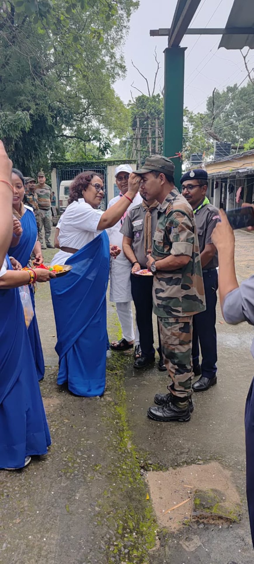 सीमा के रक्षकों संग बंधा भाईचारे का धागा, विश्रामपुर त्रिपुरा रेजिमेंट में रक्षाबंधन उत्सव