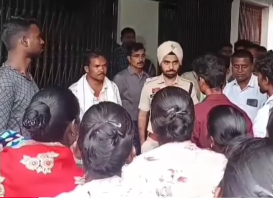 रघुनाथपुर चौकी के पुलिसकर्मियों पर गाली-गलौज और मारपीट का आरोप, एसपी कार्यालय के बाहर ग्रामीणों ने की नारेबाजी, चक्काजाम की चेतावनी