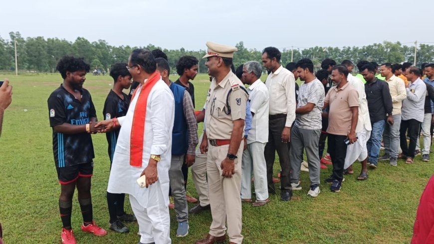 नशामुक्ति के लिए भटगांव पुलिस की पहल: फुटबॉल प्रतियोगिता से युवाओं में भरा जोश, डुमरिया ने जीता खिताब