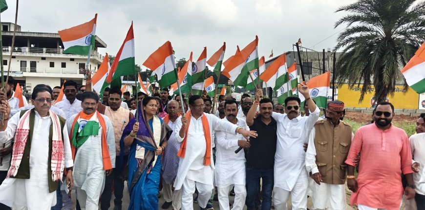 स्कूटी पर सवार होकर तिरंगा थामे तिरंगा यात्रा का नेतृत्व किया मंत्री श्रीमती लक्ष्मी राजवाड़े ने : हर घर तिरंगा अभियान में उमड़ा देशभक्ति का सैलाब