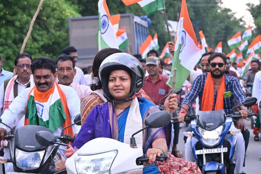 स्कूटी पर सवार होकर तिरंगा थामे तिरंगा यात्रा का नेतृत्व किया मंत्री श्रीमती लक्ष्मी राजवाड़े ने : हर घर तिरंगा अभियान में उमड़ा देशभक्ति का सैलाब